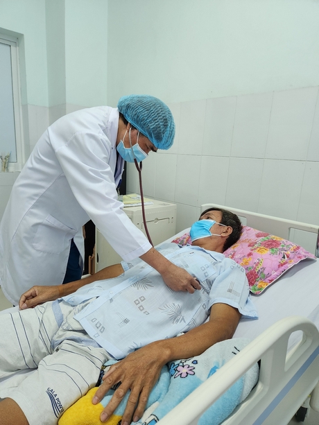 BS.CK1 Võ Văn Hạnh Phúc khám, kiểm tra sức khỏe cho BN C. trước khi xuất viện.
