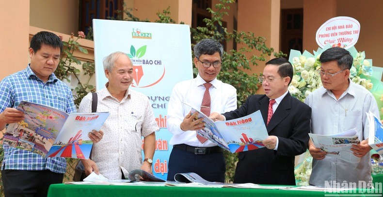 Các đại biểu tham quan một số ấn phẩm, sản phẩm mới của Báo Đắk Nông.