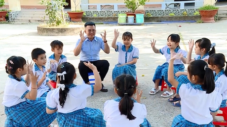 Thầy Nguyễn Thành Nhân cùng các đội viên, nhi đồng trong một buổi sinh hoạt sau những giờ học.