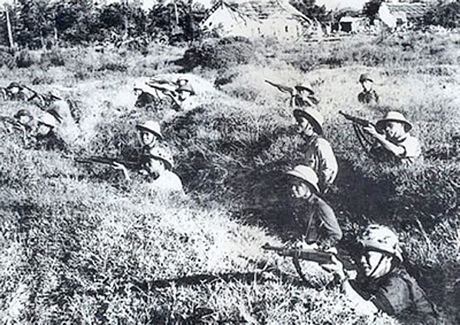 Dân quân tự vệ TX Hà Tĩnh trên trận địa đánh máy bay Mỹ trong trận đánh ngày 26/3/1965 quanh núi Nài. Ảnh: TL
