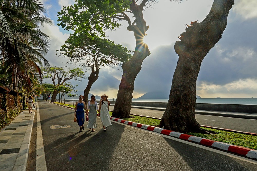 Bình Minh trên Côn Đảo rất nên thơ. Từ sáng sớm, du khách đã đi ngắm bình minh với những tia nắng xuyên mây.