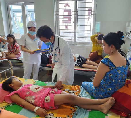 Bệnh nhi điều trị sốt xuất huyết tại Khoa Nhi- BVĐK Vĩnh Long.