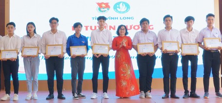 Bà Nguyễn Thị Minh Hạnh- Ủy viên Ban Thường vụ Tỉnh ủy, Trưởng Ban Dân vận Tỉnh ủy trao giấy chứng nhận “Sinh viên 5 tốt” cho các sinh viên.