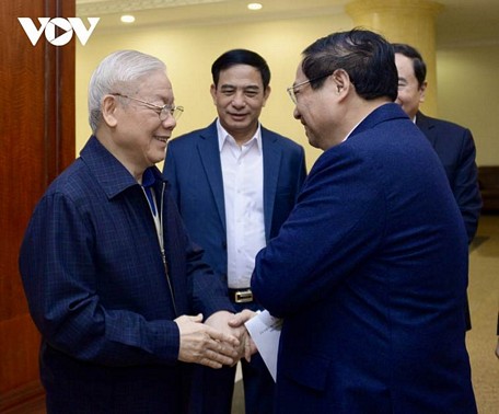 Tổng Bí thư Nguyễn Phú Trọng bắt tay Thủ tướng Chính phủ Phạm Minh Chính