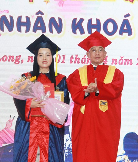  PGS.TS Lương Minh Cừ - Hiệu trưởng Trường ĐH Cửu Long khen thưởng cho thủ khoa ĐH khóa 20.
