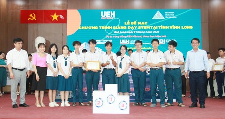 1.	BTC trao giải nhất cho nhóm học sinh Trường THPT Chuyên Nguyễn Bỉnh Khiêm.