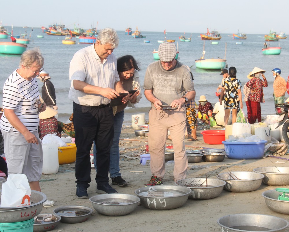 Từng thau mực, tôm, cá… nhanh chóng được bày ra bán cho khách ngay bãi biển. Nhiều loại không cần cân, mà được bán bằng từng thau, hoặc theo mớ. Du khách nước ngoài rất thích thú, chụp hình lia lịa.