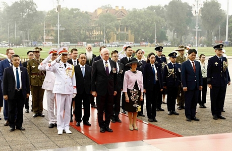Toàn quyền Australia David Hurley và phu nhân Linda Hurley vào Lăng viếng Chủ tịch Hồ Chí Minh - Ảnh: VGP/Nhật Bắc