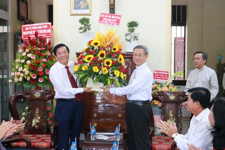 Bí thư Tỉnh ủy Bùi Văn Nghiêm tặng hoa chúc mừng tại Tòa Giám mục Giáo phận Vĩnh Long.