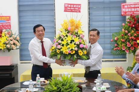 Bí thư Tỉnh ủy Bùi Văn Nghiêm tặng hoa chúc mừng tại Ban đại diện Hội thánh Tin Lành Việt Nam (miền Nam) tỉnh Vĩnh Long.