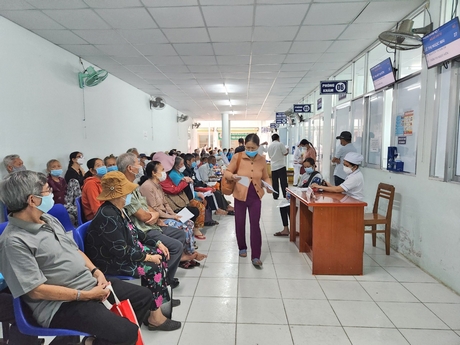 Bệnh nhân chờ khám tại Khoa Khám bệnh BVĐK Vĩnh Long.