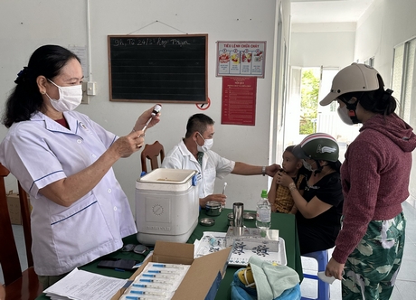 Tiêm vaccine cho trẻ là biện pháp hữu hiệu phòng tránh các bệnh giao mùa. Trong ảnh, trẻ em tiêm vaccine tại Trạm Y tế xã Phước Hậu (Long Hồ).