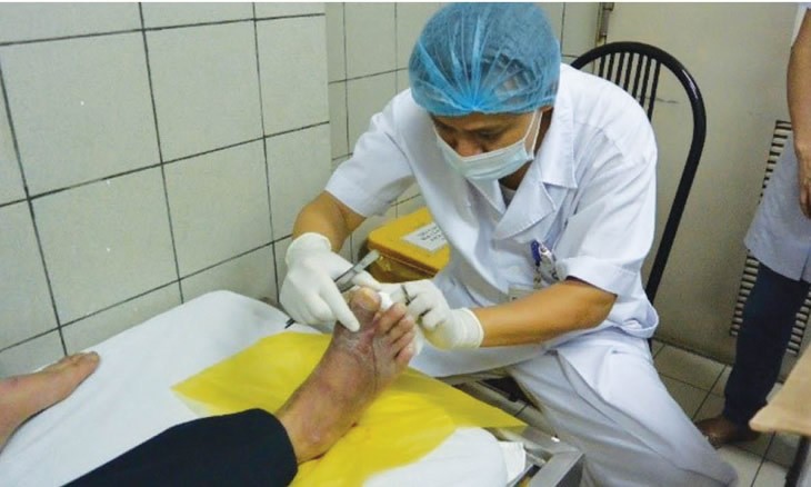 Thăm khám cho bệnh nhân đái tháo đường tại Bệnh viện Bạch Mai - Ảnh: BVCC