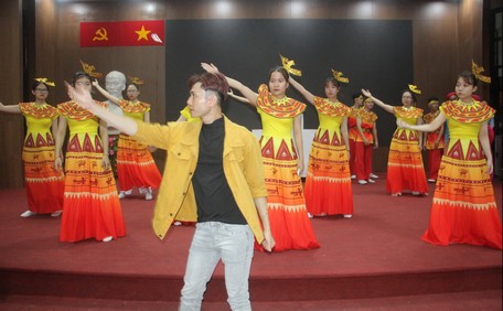 Nguyễn Minh Sang hướng dẫn một động tác múa cho các bạn sinh viên.