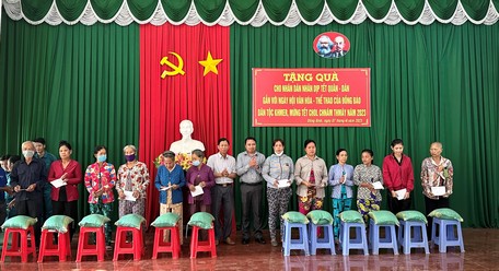 Chính quyền địa phương tặng quà hỗ trợ người dân có hoàn cảnh khó khăn nhân dịp Tết Chol Chnam Thmay.
