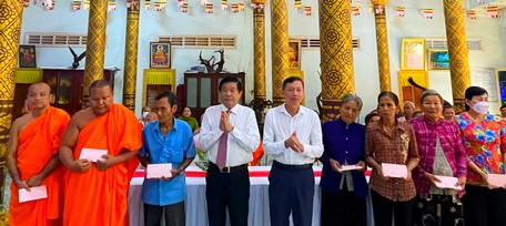 Bí thư Tỉnh ủy Bùi Văn Nghiêm và Trưởng ban Tổ chức Tỉnh ủy Nguyễn Hiếu Nghĩa trao tặng 15 phần quà cho người uy tín, hộ nghèo, hộ bảo trợ xã hội người dân tộc Khmer.