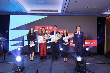 Nguyễn Thị Thu Trang (thứ 2 từ trái qua) là quán quân hạng mục Khoa học bền vững Giải thưởng Study UK Alumni Awards tại Việt Nam năm 2023.