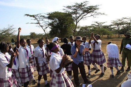 Trang cùng với các em học sinh tại Kenya trong một buổi học về tê giác.