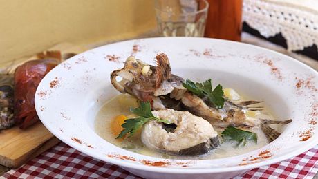 Món xúp cá Psarosoupa của Hy Lạp - Ảnh: TASTE ATLAS