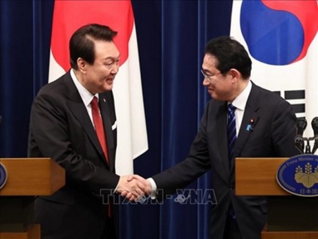 Tổng thống Hàn Quốc Yoon Suk-yeol (trái) và Thủ tướng Nhật Bản Fumio Kishida tại cuộc họp báo ở Tokyo ngày 16/3/2023. Ảnh: Yonhap/TTXVN