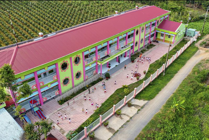Trên địa bàn huyện có 38 trường công lập từ mầm non đến THPT. Ảnh Trường mầm non Hoa Mai (thị trấn Tân Quới).