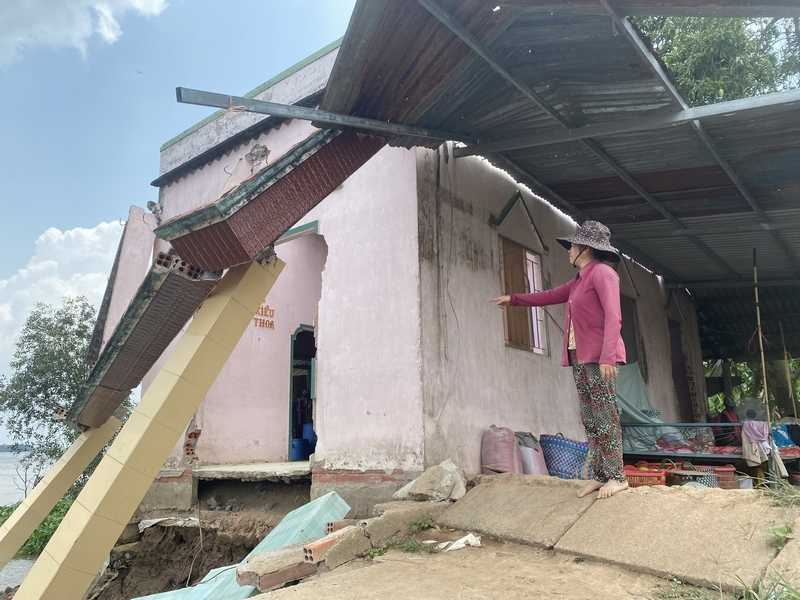 Cô Nguyễn Thị Nhi cạnh bên nhà sạt lở năm 2022, phải dời nhà vô phía trong, năm nay tiếp tục sạt lở làm ngập vườn, ngập nhà.