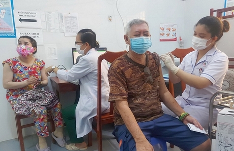 Hiện các trạm y tế vẫn thực hiện tiêm vaccine ngừa COVID-19 cho người dân.