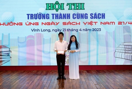 TS Đặng Thị Ngọc Lan- Phó Hiệu trưởng Trường ĐH Cửu Long, trao giải nhất cho sinh viên.