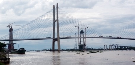 Cách cầu Mỹ Thuận khoảng 300m phía thượng nguồn, hai tháp chính cầu Mỹ Thuận 2 do các kỹ sư, công nhân Việt Nam xây dựng đang vươn cao từng ngày. Một minh chứng cho tinh thần độc lập, tự chủ.