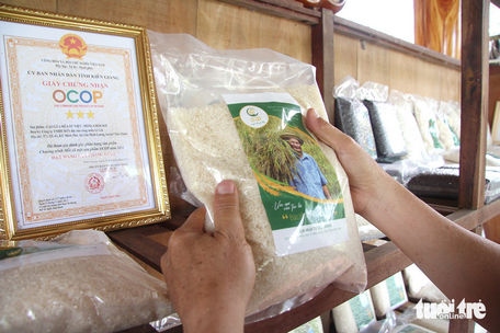  Sản phẩm lúa mùa được ông Tư Việt bán cho du khách thưởng thức hương vị gạo xưa - Ảnh: CHÍ CÔNG