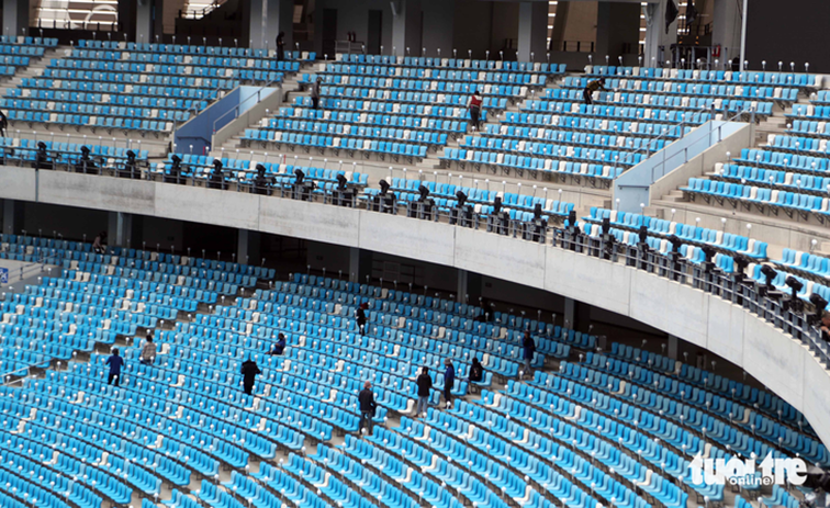 Công nhân vệ sinh ghế ngồi tại sân vận động quốc gia Morodok Techo sáng 27-4 - Ảnh: N.K.
