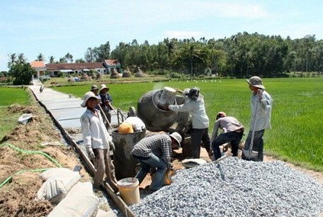 Xây dựng đường giao thông nông thôn ở huyện Trà Ôn.