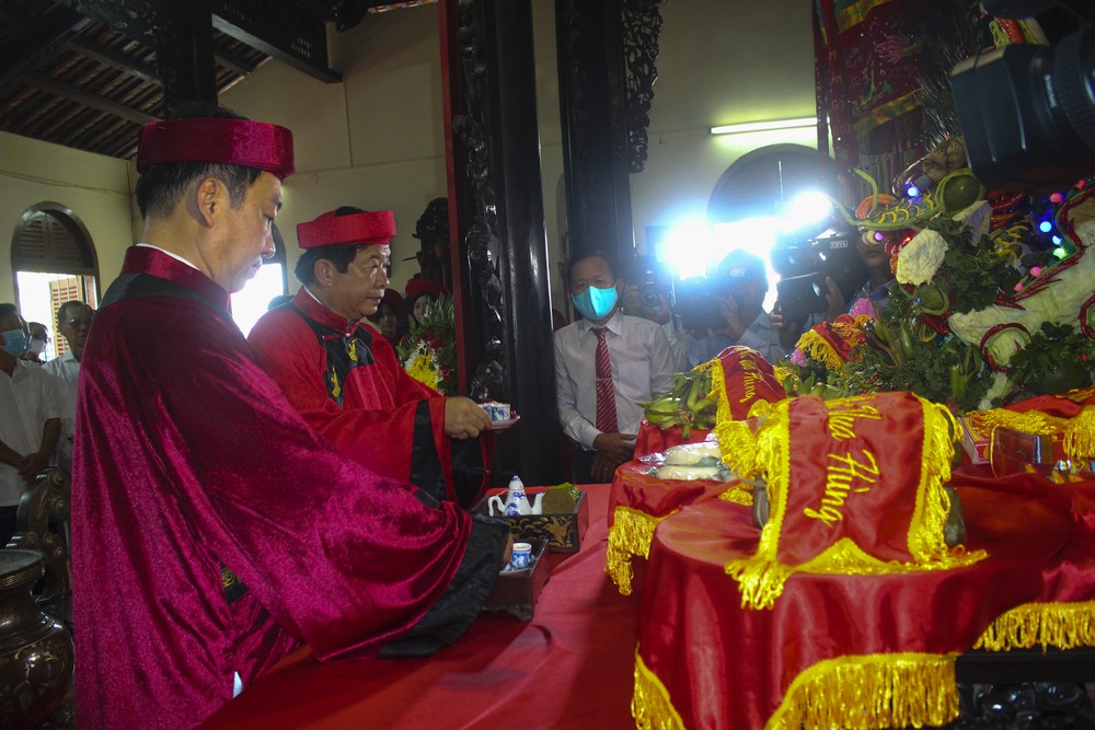 Bí thư Tỉnh ủy- Bùi Văn Nghiêm, Chủ tịch UBND tỉnh- Lữ Quang Ngời thực hiện các nghi thức tưởng nhớ công ơn dựng nước của các Vua Hùng.