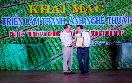 Ông Trần Thanh Sơn trao chứng nhận tấm lòng vàng cho ông Mai Hữu Ánh.