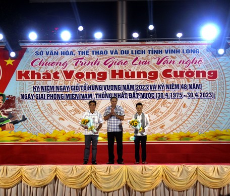 Giám đốc Sở Văn hóa- TT- DL Phan Văn Giàu trao hoa cảm ơn sự phối hợp của Trung tâm Văn hóa- điện ảnh tỉnh Bến Tre và Trung tâm Văn hóa nghệ thuật tỉnh Tiền Giang.