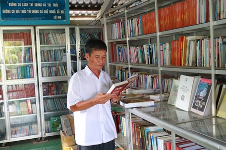  Ông “Hai Lúa” Huỳnh Tấn Hưng với quyết tâm mở thư viện phục vụ bà con.