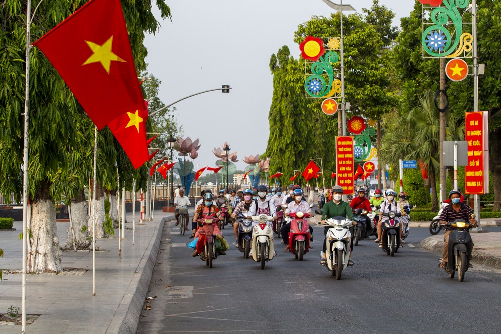  Tuyến đường Tô Thi Huỳnh rực rỡ sắc đỏ.