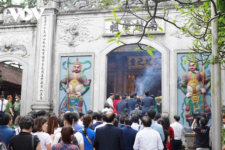  Ngay từ sáng nay, dù có thời điểm trời mưa to nhưng Khu Di tích lịch sử Đền Hùng đã đón rất đông người dân và du khách đến tham quan, chiêm bái./.