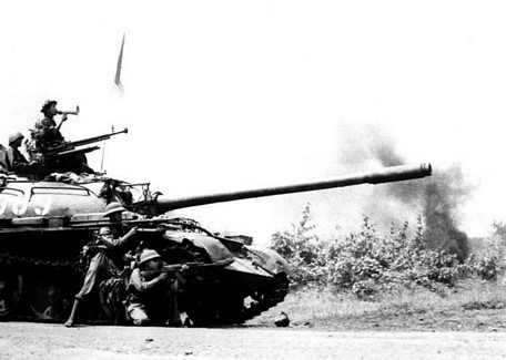  Xe tăng quân giải phóng tiến công thị xã Buôn Ma Thuột, ngày 10/3/1975 trong chiến dịch Tây Nguyên. (Ảnh: Tư liệu TTXVN)