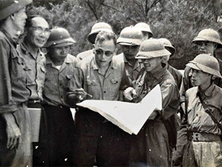  Bộ chỉ huy Quân khu ủy Khu 5 (Quân Khu 5) do đồng chí Võ Chí Công, Bí thư (người thứ 2 bên trái sang) và đồng chí Chu Huy Mân, Tư lệnh cùng các cán bộ theo sát chiến trường, chỉ huy các mũi tấn công vào Đà Nẵng (Ảnh tư liệu)