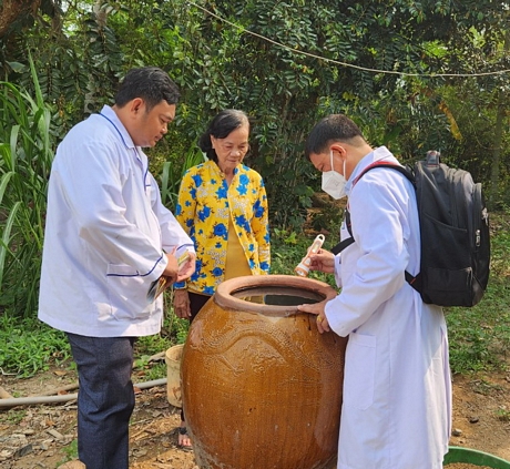 Nhân viên y tế Trạm Y tế Trà Côn tuyên truyền, nhắc nhở người dân vệ sinh, xóa bỏ môi trường sống của muỗi phòng bệnh.