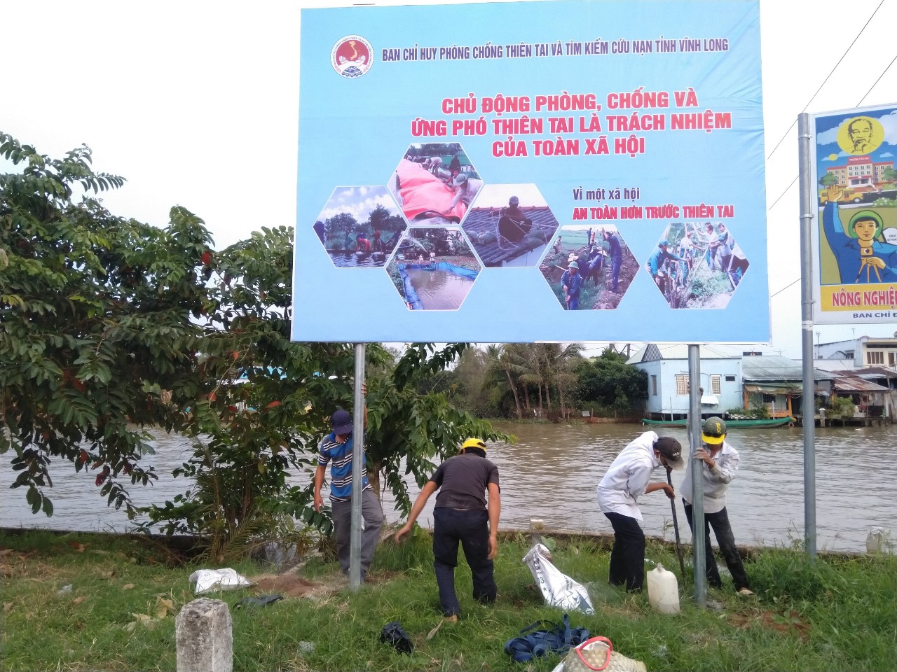 Treo pano tuyên truyền về phòng chống thiên tai năm 2022 tại xã Đồng Phú, huyện Long Hồ.