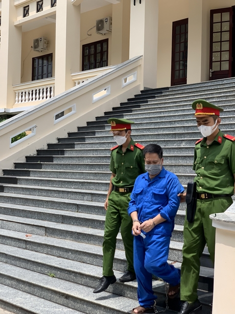 Lực lượng công an dẫn giải bị cáo Hoàng Đình Gôn sau khi kết thúc phiên tòa sơ thẩm.