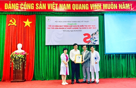 PGS.TS.BS Nguyễn Huy Thắng- Chủ tịch Hội đột quỵ TP Hồ Chí Minh đến dự và trao chứng nhận cho bệnh viện vào sáng ngày 5/5.