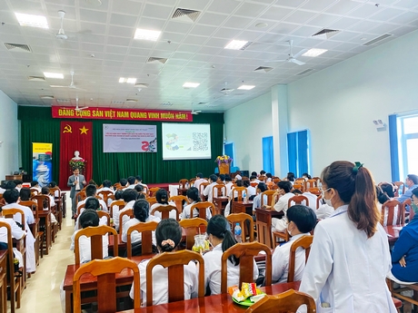 Đội ngũ y, bác sĩ trao đổi kinh nghiệm những tình huống gặp phải trong điều trị với PGS.TS.BS Nguyễn Huy Thắng- Chủ tịch Hội đột quỵ TP Hồ Chí Minh.