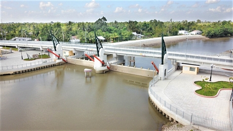 Cống Tân Dinh (thuộc huyện Trà Ôn, Vĩnh Long và huyện Cầu Kè, tỉnh Trà Vinh)- một trong những công trình thủy lợi lớn, hiện đại ở vùng Nam Măng Thít.