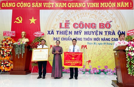 Bà Nguyễn Thị Quyên Thanh- Phó Chủ tịch UBND tỉnh trao cờ thi đua và bằng công nhận xã Thiện Mỹ đạt chuẩn NTM nâng cao.
