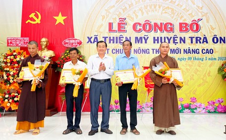 Ông Nguyễn Minh Dũng- Ủy viên Thường vụ Tỉnh ủy, Phó Chủ tịch Thường trực HĐND tỉnh trao bằng khen cho các cá nhân có thành tích đóng góp và vận động đóng góp xây dựng NTM.