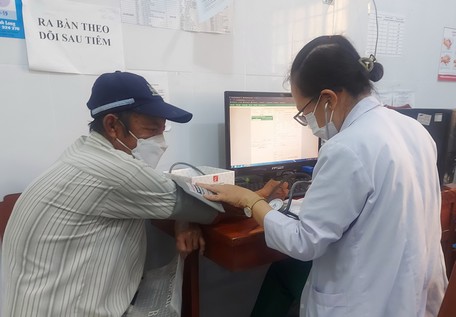 Tiêm vaccine mũi tăng cường cho người cao tuổi tại Trạm Y tế xã Thanh Đức (Long Hồ).
