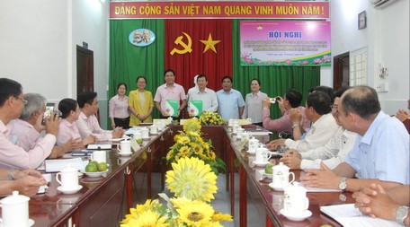 Ông Hồ Văn Huân- Ủy viên Thường vụ Tỉnh ủy, Chủ tịch UBMTTQ Việt Nam tỉnh (thứ 3 từ phải qua) và ông Trương Thanh Hà- Giám đốc NHCSXH tỉnh (thứ 3 từ trái qua) ký kết chương trình phối hợp giữa 2 đơn vị.